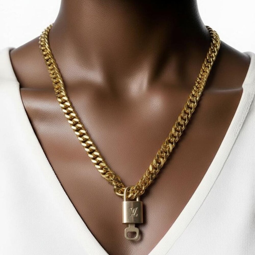 Gold-Plated Necklace with Authentic Louis Vuitton Padlock - Picture 2 of 13